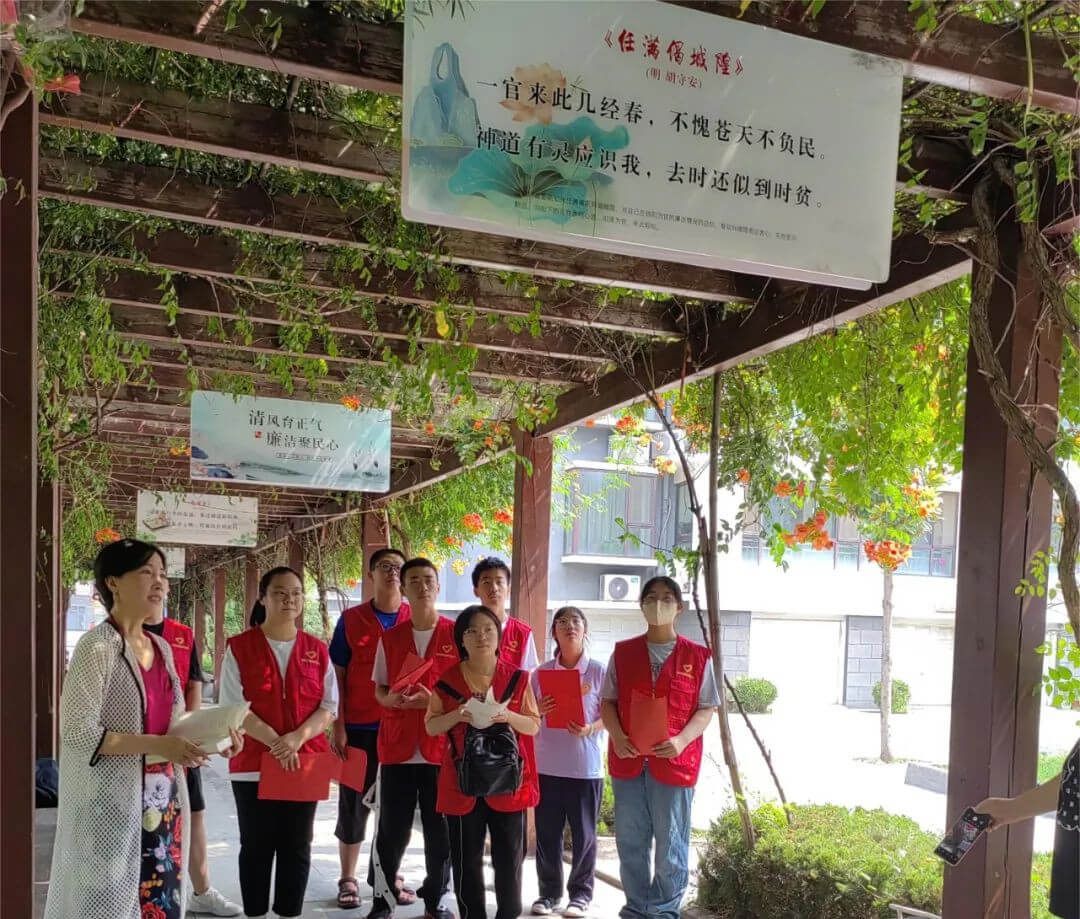 蒙阴街道：组织辖区社会实践高中生——观廉洁长廊 传廉洁作风